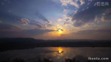 桃山湖清晨太阳倒影湖面